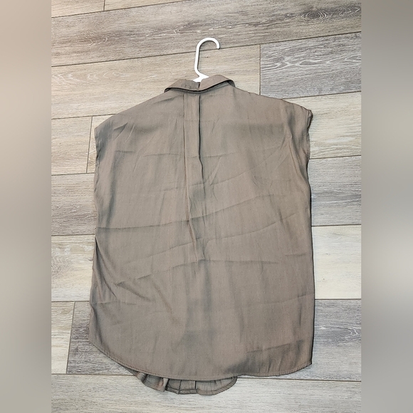 Tahari Olive Green Sleeveless Button Up Tunic Top Size Medium New With Tags - Picture 2 of 6